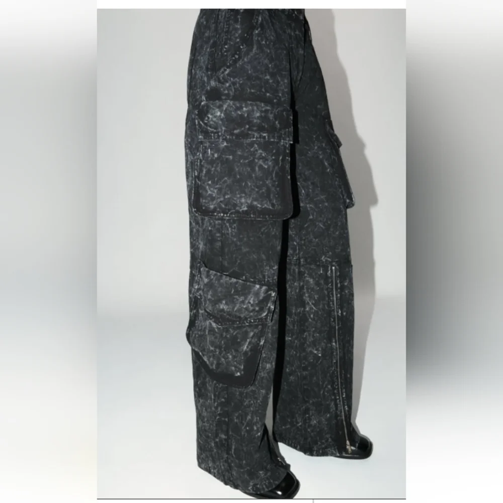 Zara Relaxed Mid Rise Cargo Utility jeans